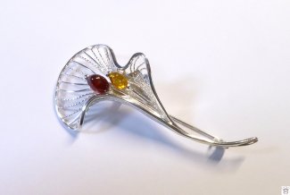 Silberbrosche mit Bernstein-Cabochons in cognac und gelb