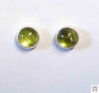 Runde Peridot-Ohrstecker in Silberfassung