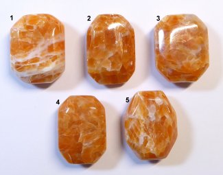 Achteckiger Flatstone aus Orangencalcit