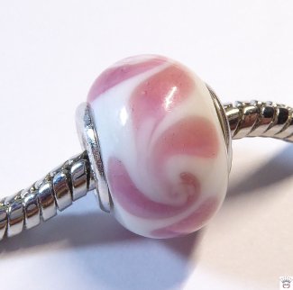 Glasbead mit Silberkappen