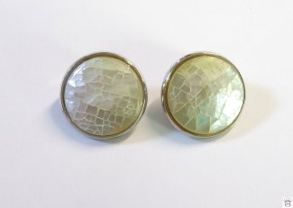 Runde Metallohrclips mit Perlmutt-Cabochon in grau-weiß