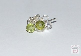 Silberohrstecker mit facettierter Peridot-Kugel.