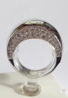 Rhodinierter Silberring mit strahlenden Zirkonia auf beiden Ringseiten.