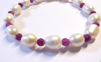 Armschmuck Perlenarmband, Süßwasserzuchtperlen, Rubin