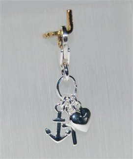 Silbercharm mit den Symbolen für Glaube, Liebe und Hoffnung