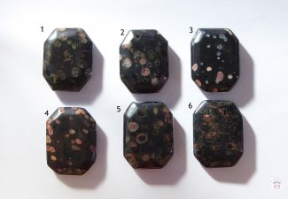 Achteckiger Flatstone aus Regenbogen Rhyolith (dunkel)