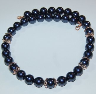 Perlenkette, dunkelblaue Swarovski Perlen.