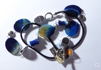 Perlaluce Halskette mit blauen Achat-Elementen.