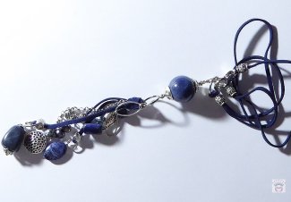 Perlaluce Halskette mit Sodalith und silberfarbenen Elementen