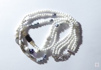 Perlaluce Halskette mit weißen Steinen, Perlmuttelementen und Perlen