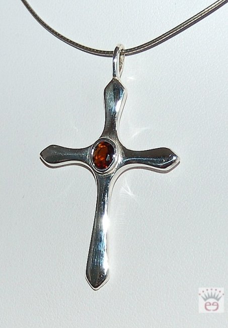 Silberkreuz mit facettiertem Granat.