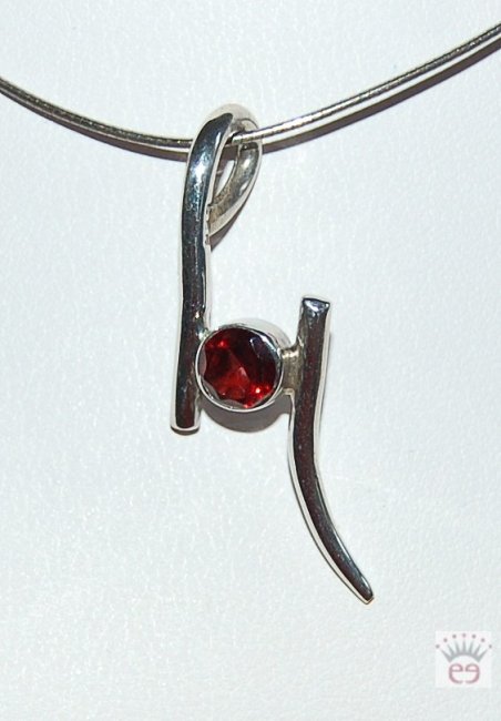 Schlichter Silberanhänger mit facettiertem Granat.