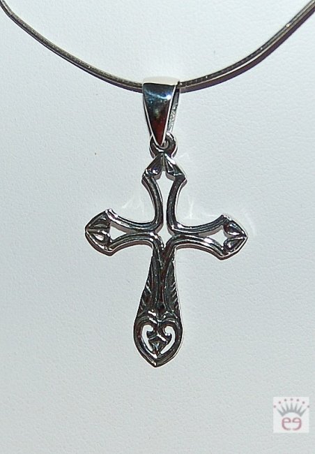 Silberanhänger in Kreuzform.