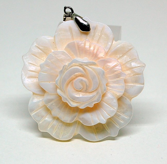 Kettenanhänger aus Perlmutt in Blumenform