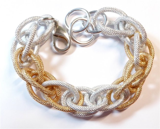 Armband aus Aluminium-Elementen