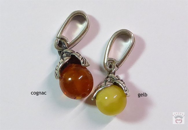 Silberanhänger mit cognacfarbener Bernstein-Kugel