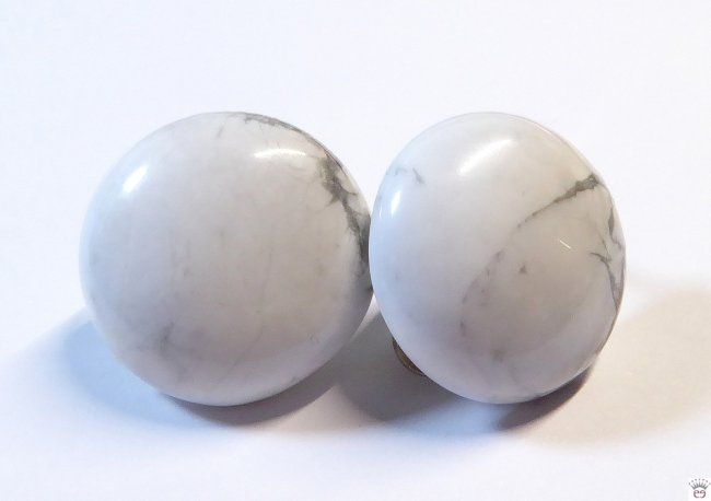 Runde Metallohrclips mit Howlith weiß-Cabochon