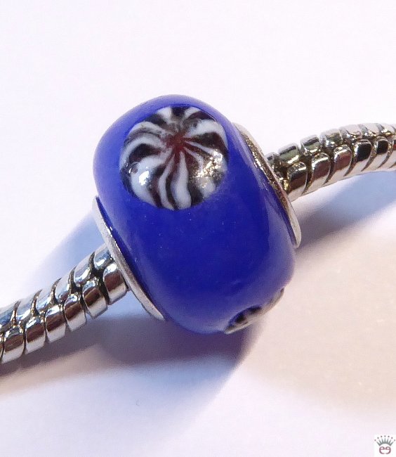 Glasbead mit Silberkappen