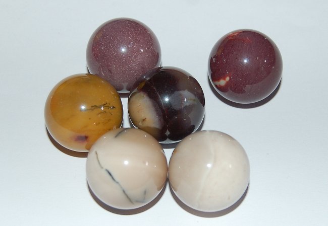 Edelsteinkugel aus Mookait, ungebohrt