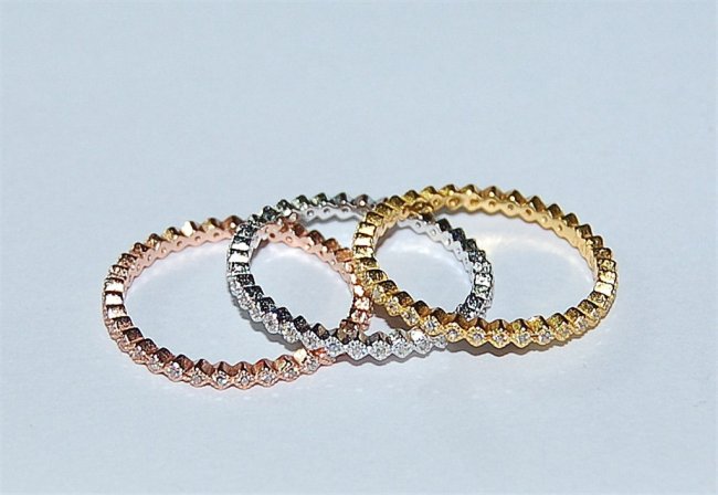 Ring-Set mit dreifarbigen Silberringen.