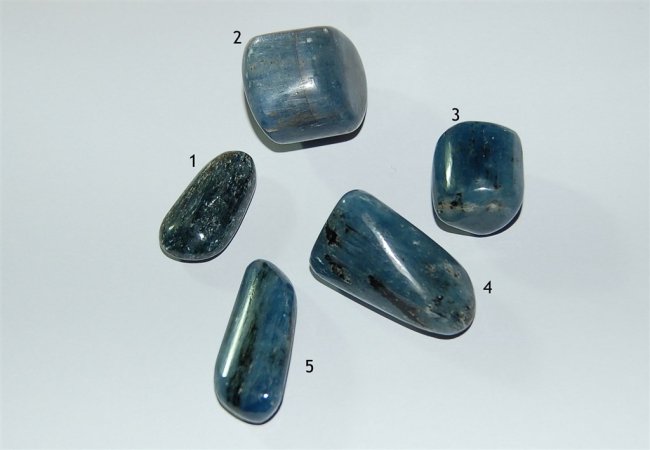 ungebohrter Trommelstein aus Disthen Cyanit