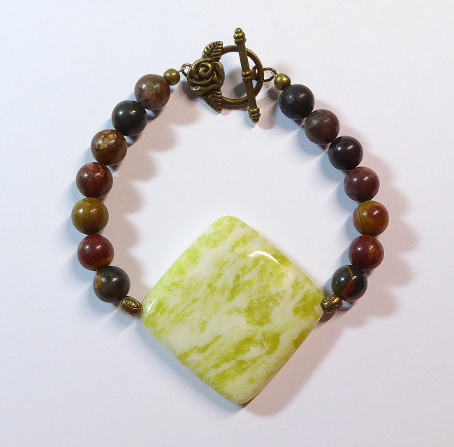 Edelsteinarmband Picassojaspis, Connemara-Stein