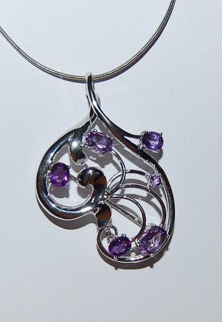 Amethyst-Anhänger und -Brosche in einem.