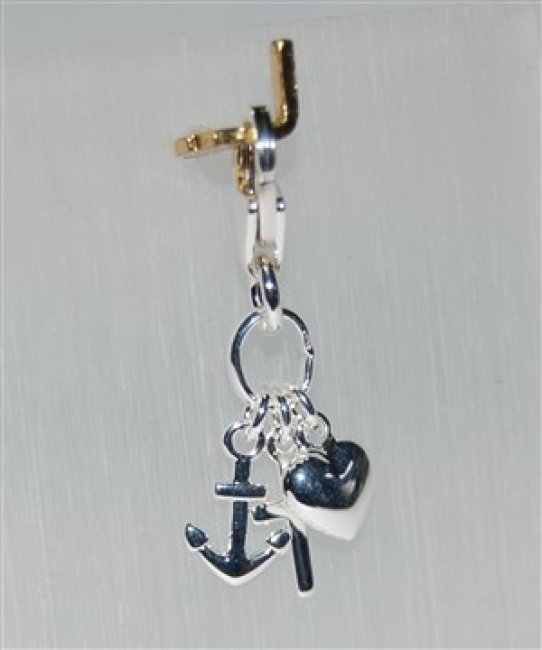 Silbercharm mit den Symbolen für Glaube, Liebe und Hoffnung