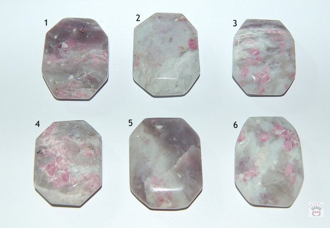 Achteckiger Flatstone aus Turmalin Pink in Quarz