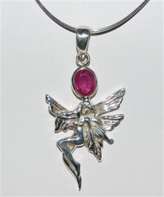 Silberanhänger Engel mit facettiertem Rubin