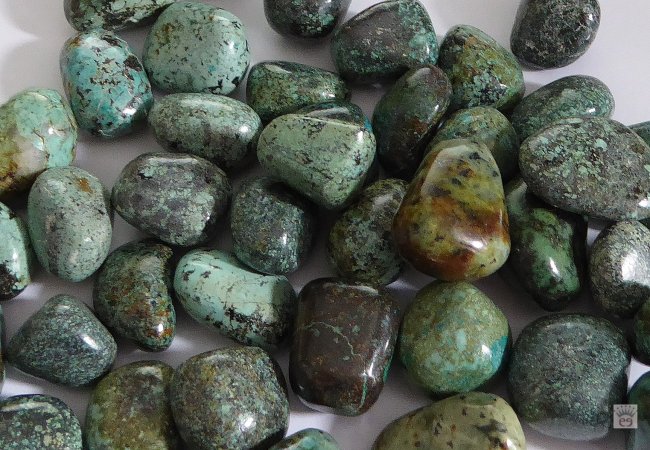 ungebohrter Trommelstein aus Chrysokoll (Afrika)